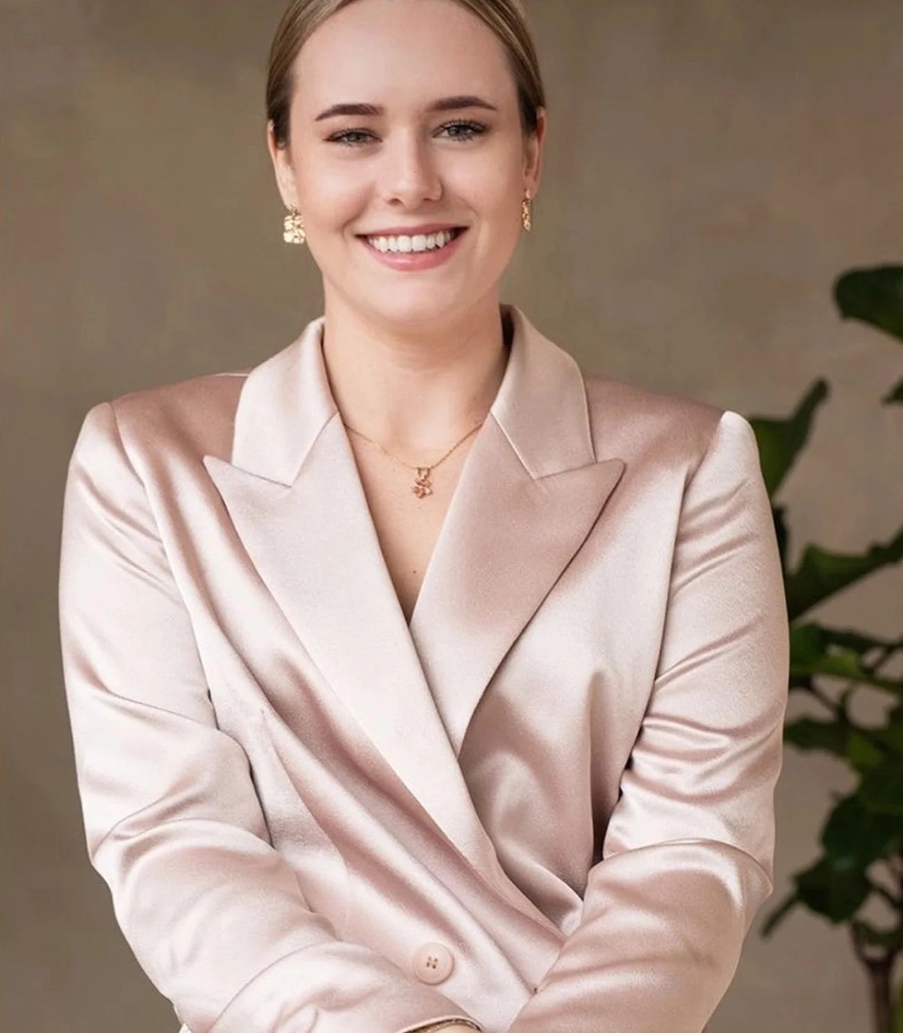 Julia Veer in LaDress