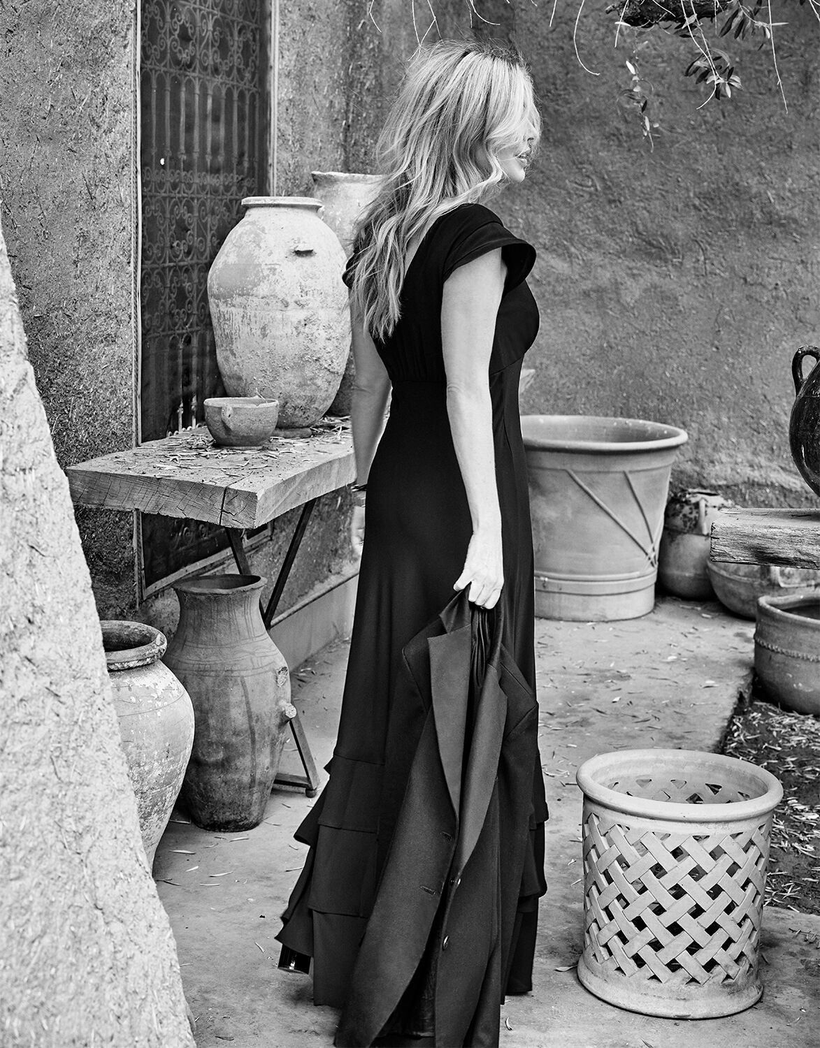 Model geht im Hayden Black Kleid aus Crêpe Georgette, in Schwarz-Weiß.