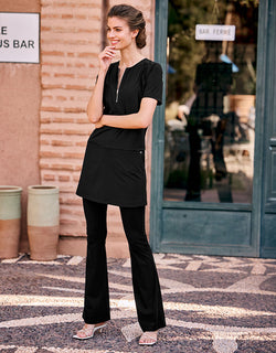Model steht in der Jody Black Tunika aus Jersey Lycra über einer passenden Hose.