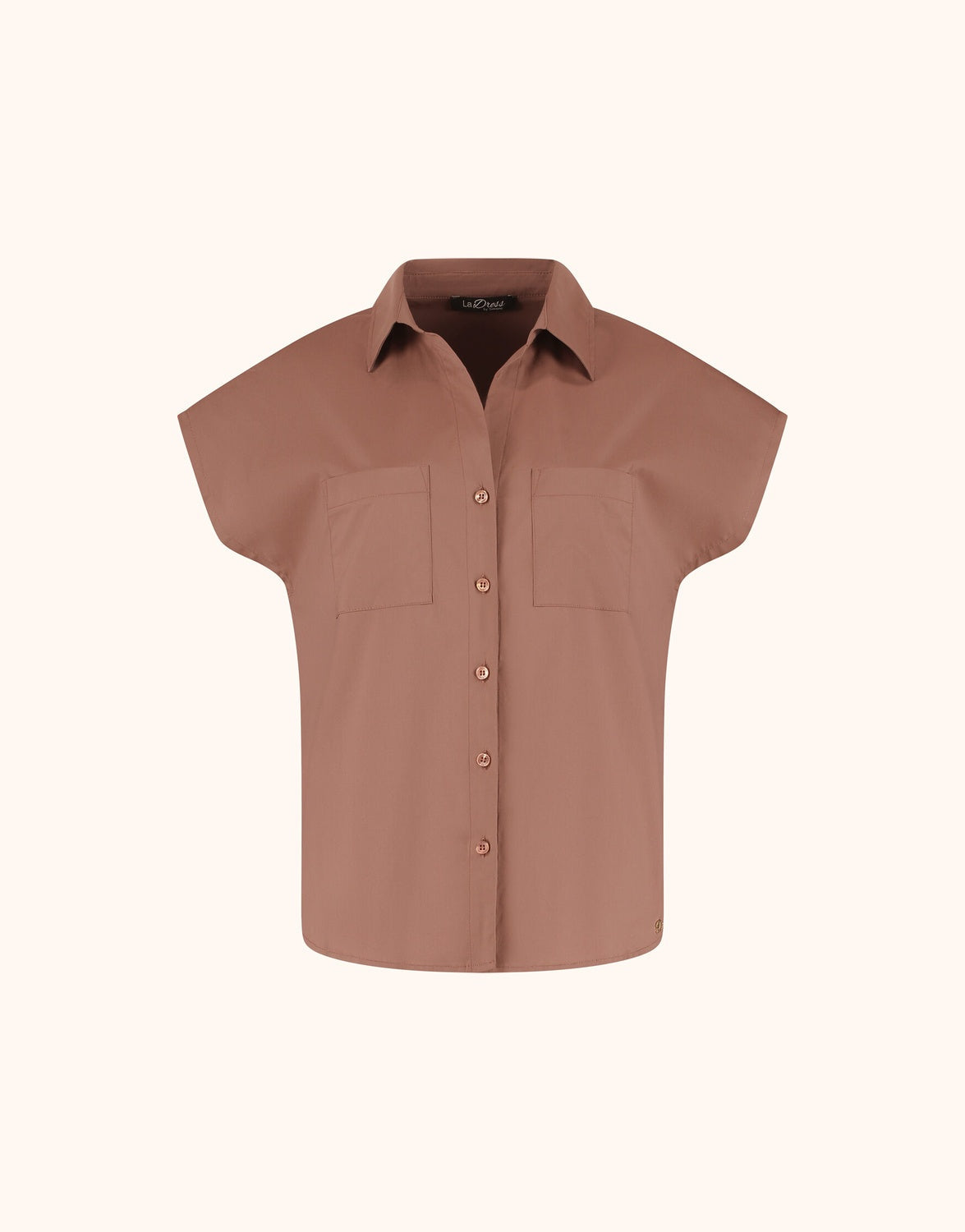 Packshot of the Bo Cacao blouse in cotton stretch poplin with short sleeves and two chest pockets.