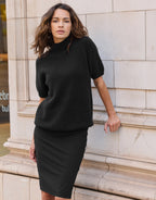 Model leunend in de Dana Black rok van jersey lycra met een bijpassende top.