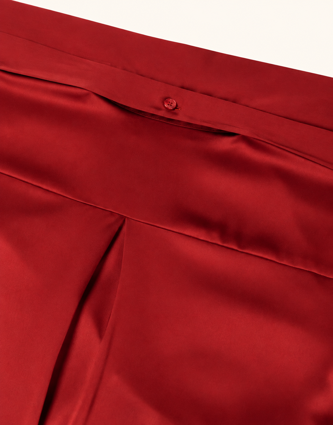 Detailaufnahme der Addy Deep Crimson Bluse aus Satin von hinten mit der rückwärtigen Passe und der Falte.
