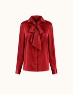 Packshot der Addy Deep Crimson Bluse aus Satin mit Schluppe und Knopfleiste.