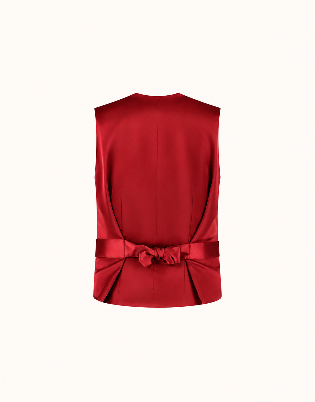 Packshot der Jolene Deep Crimson Weste aus Crêpe-Satin von hinten mit Satin-Bindegürtel.