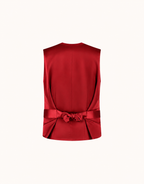 Packshot der Jolene Deep Crimson Weste aus Crêpe-Satin von hinten mit Satin-Bindegürtel.