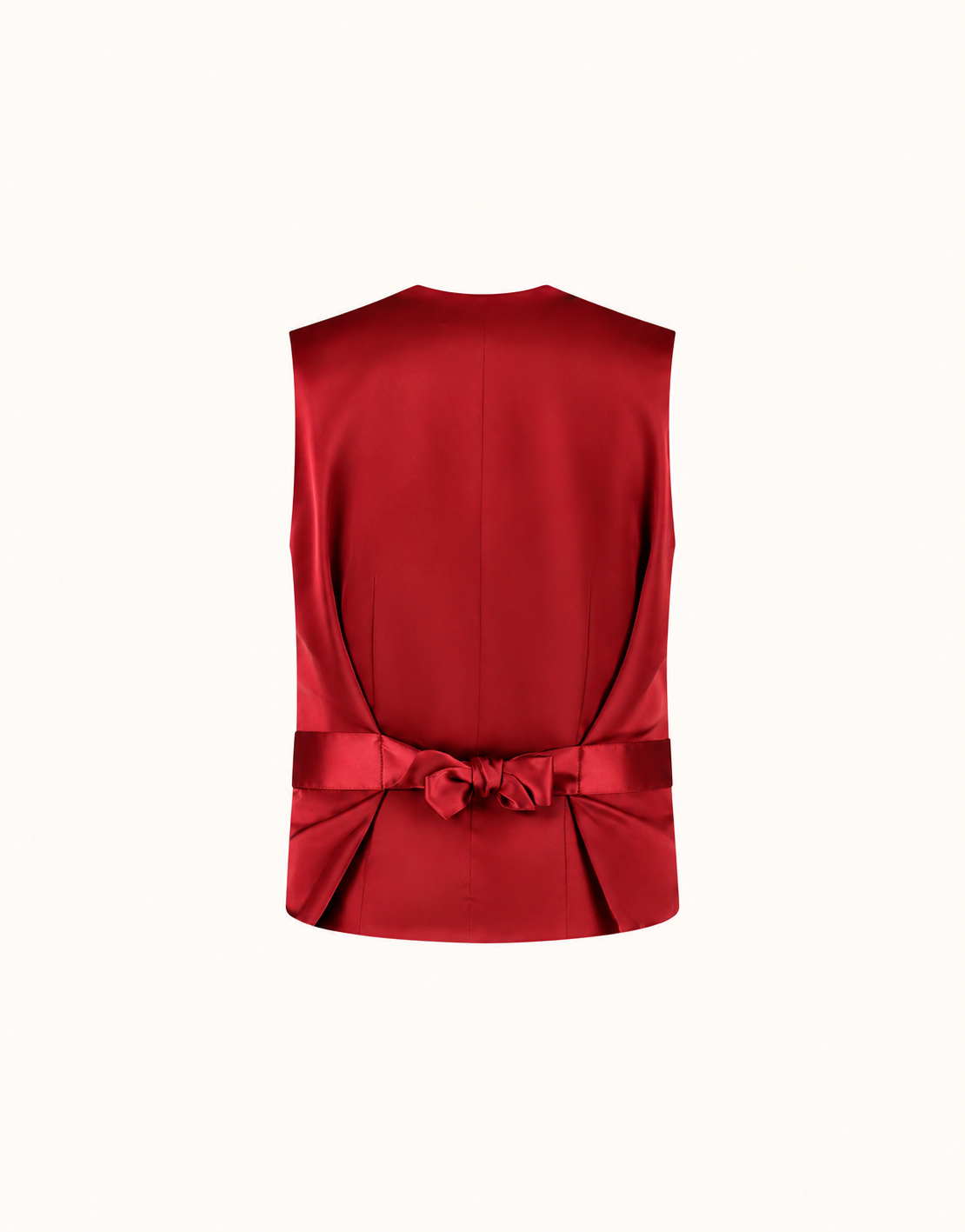 Packshot der Jolene Deep Crimson Weste aus Crêpe-Satin von hinten mit Satin-Bindegürtel.