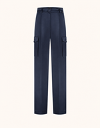 Packshot der Prague Midnight Blue Satin Cargohose mit geradem Bein und Cargotaschen.