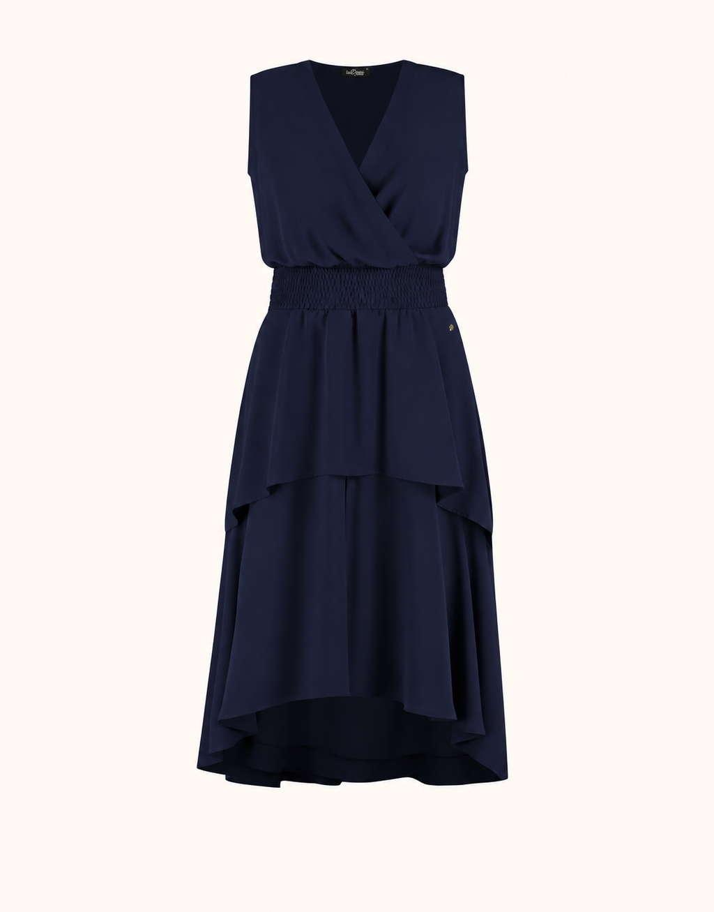 Packshot des Tilly Midnight Blue Kleides aus Crêpe Georgette mit Wickelvorderseite und Stufenrock.