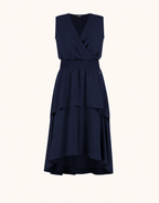 Packshot des Tilly Midnight Blue Kleides aus Crêpe Georgette mit Wickelvorderseite und Stufenrock.