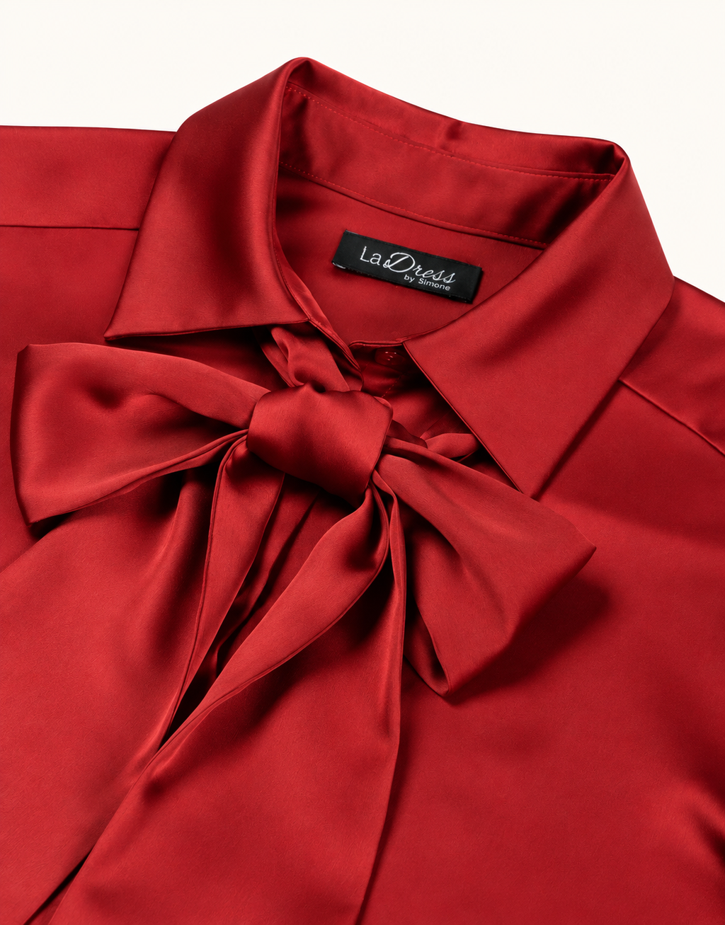 Detailaufnahme der Addy Deep Crimson Bluse aus Satin mit Kragen und Schleife.