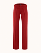 Packshot der Geneva Deep Crimson Hose aus Crêpe-Satin mit geradem Bein und Bügelfalten.