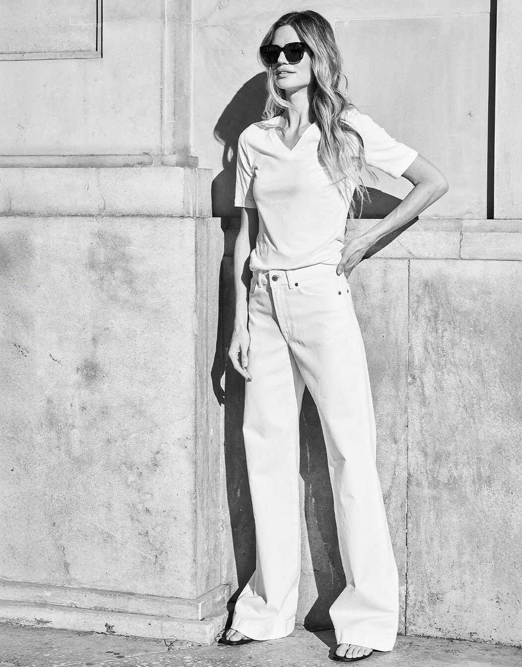 Model standing in the Marisol White jeans in stretch cotton, in a black and white image.
