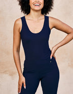Dark blue women's sports top with a round neck, comfortable fit, and soft fabric, ideal for the gym and leisure.