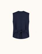 Packshot der Jolene Midnight Blue Weste aus Crêpe-Satin von hinten mit Bindegürtel.
