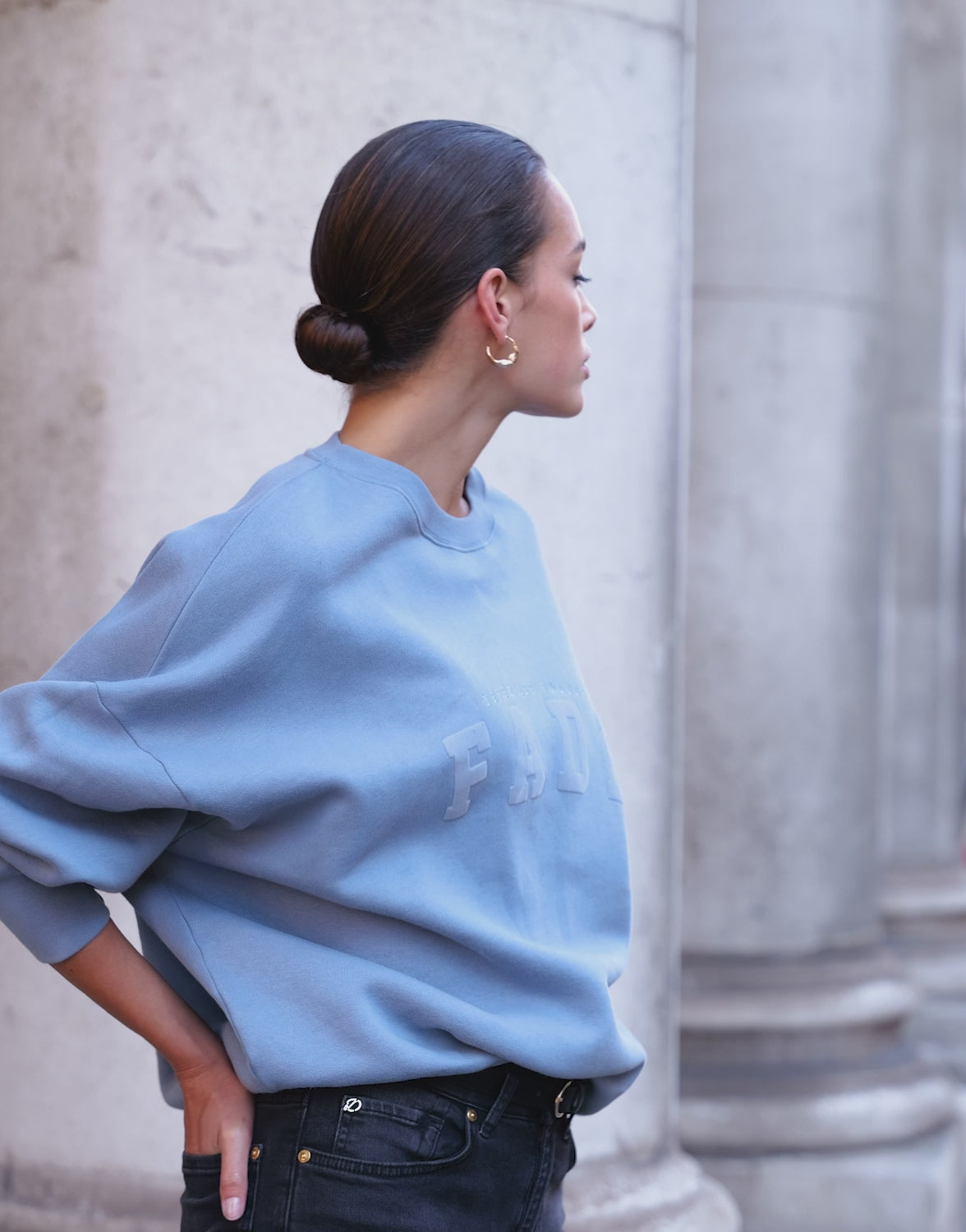 Video of a model wearing the Story Sweater Faded Blue in organic cotton knit.